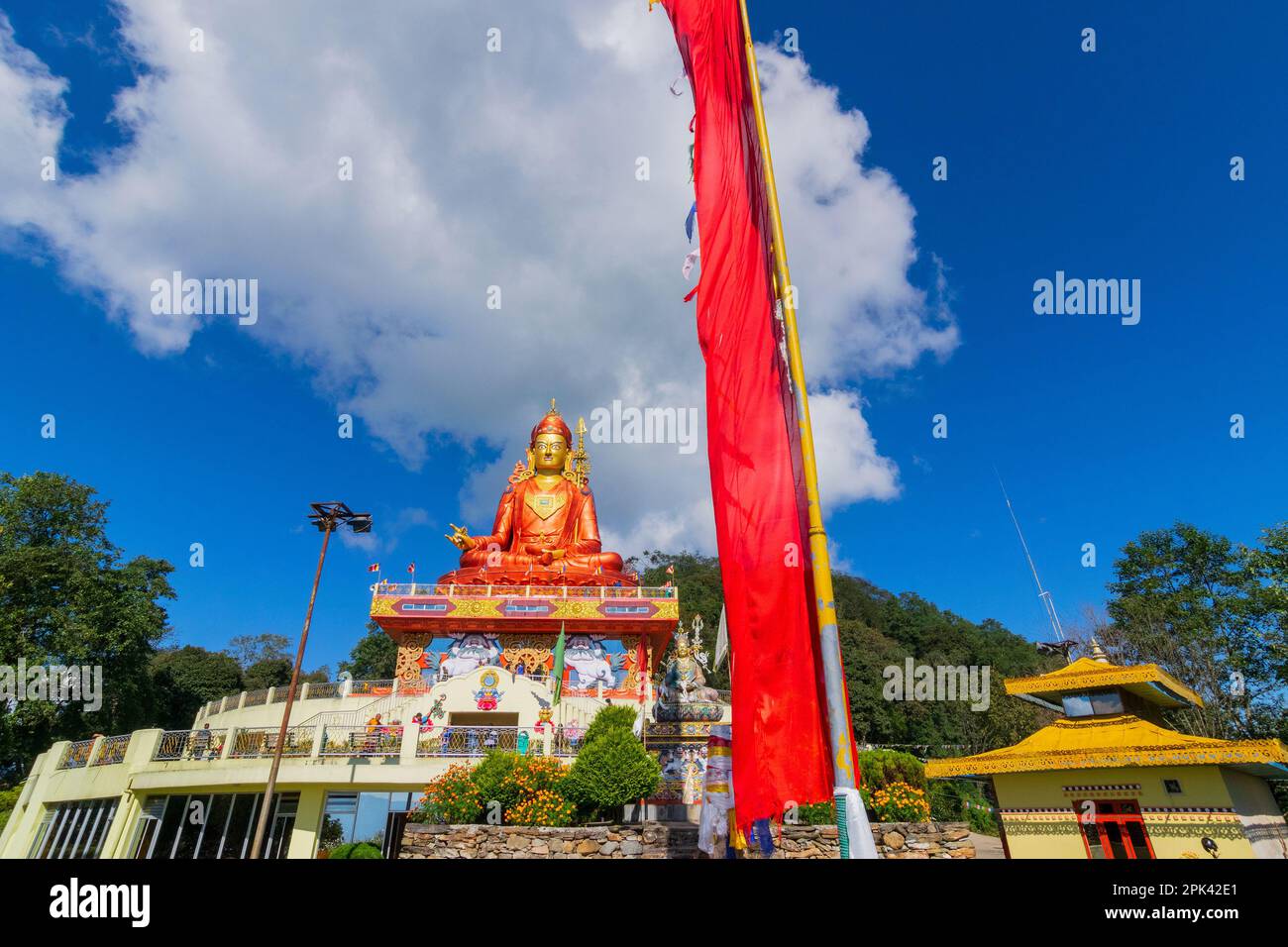 Weitwinkelblick auf die Heilige Statue von Guru Padmasambhava oder geboren aus einem Lotus, Guru Rinpoche, blauer Himmel und weiße Wolken, Samdruptse, Sikkim, Indien. Stockfoto