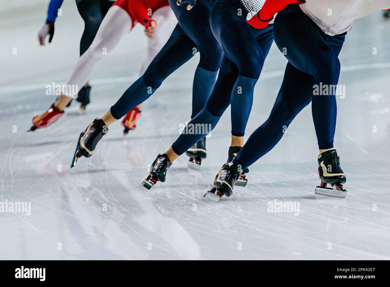 Männliche Skaterbeine machen einen Massenstart-Speed-Skating-Wettkampf, Wintersportspiele Stockfoto
