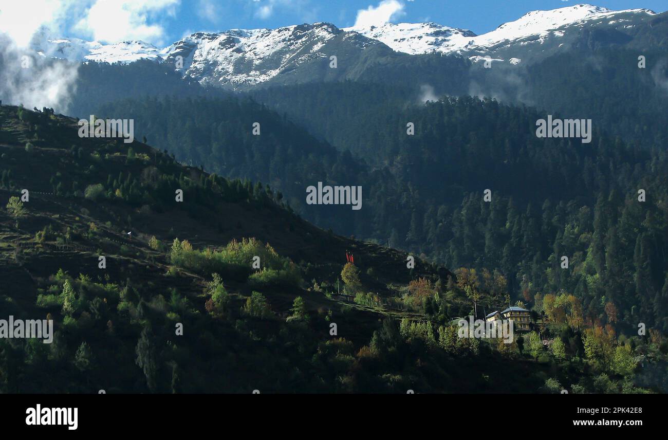 Lachung, Lachung-Tal, Stadt und eine wunderschöne Bergstation im Nordosten von Sikkim, Indien. Der Zusammenfluss der Flüsse Lachung und Lachung, Herbstfarben. Stockfoto