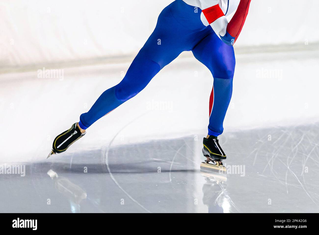 Muskelbeine männliche Skater veranstalten ein Schnitzelrennen in Speedskating-Wettkämpfen und Wintersportspielen Stockfoto