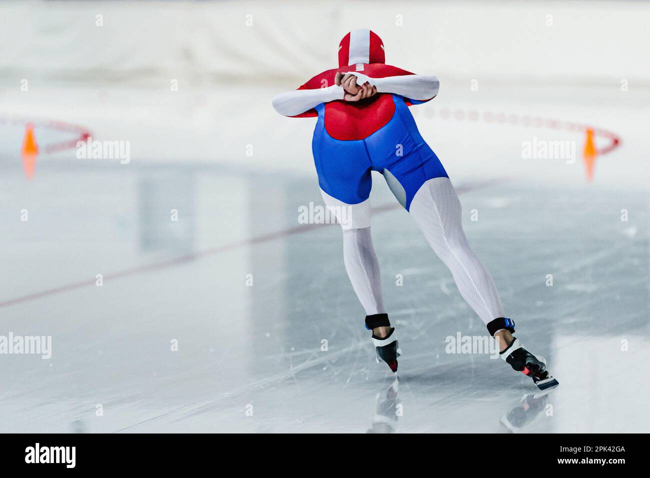 Skaterinnen auf dem Rücken, die beim Speedskating-Wettkampf laufen, Wintersportspiele Stockfoto