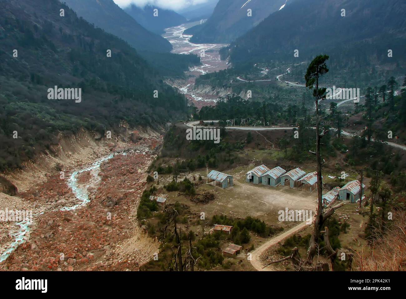 Der Fluss Lachung fließt durch das Yumthang-Tal oder das Sikkim Valley of Flowers Sanctuary, das Himalaya-Gebirge in North Sikkim, Indien. Tal der Blumen. Stockfoto