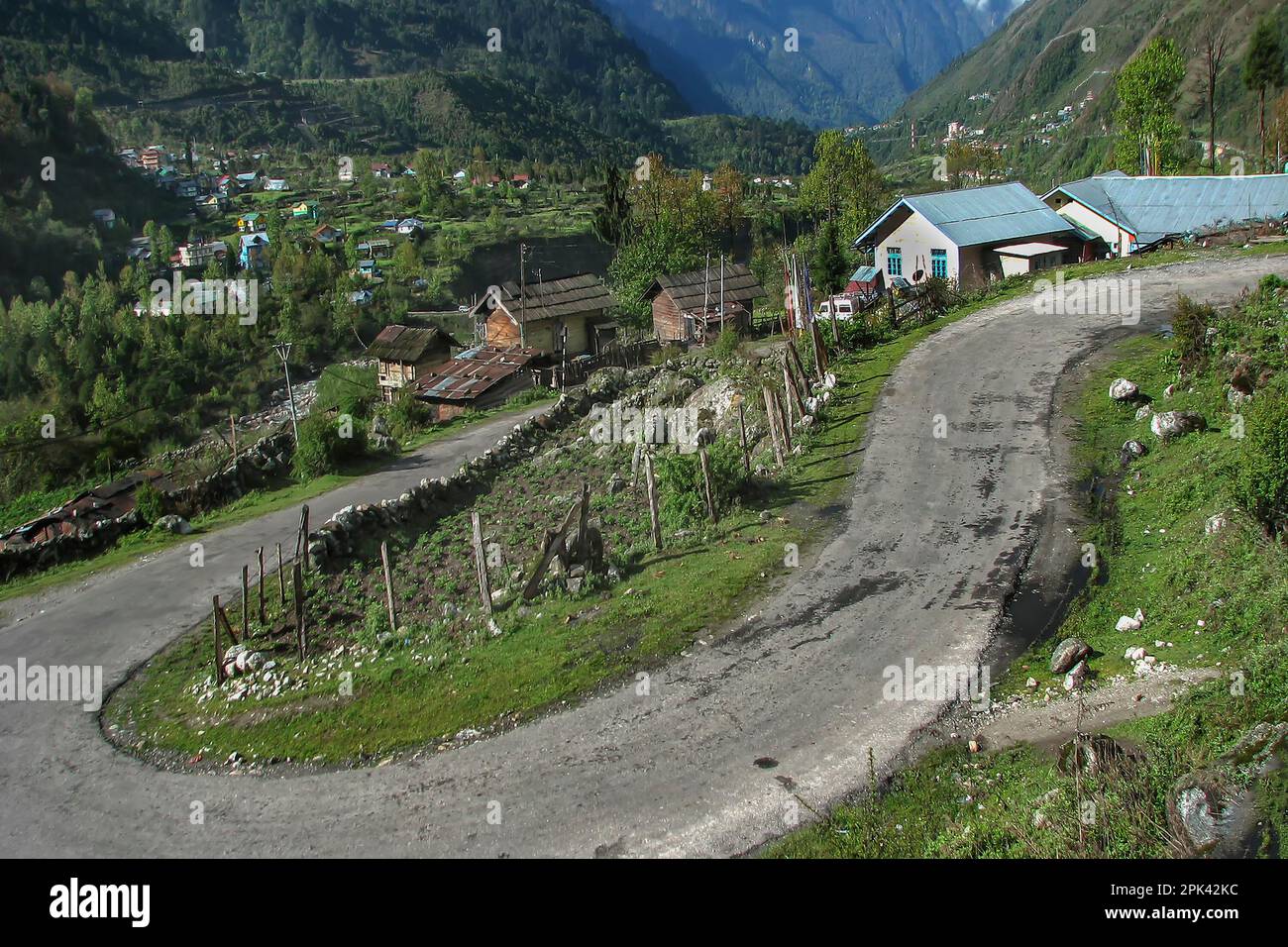 Straße von Lachung, Lachung-Tal, Stadt und eine wunderschöne Bergstation im Nordosten von Sikkim, Indien. 9.600 Meter und am Zusammenfluss der Laken. Stockfoto