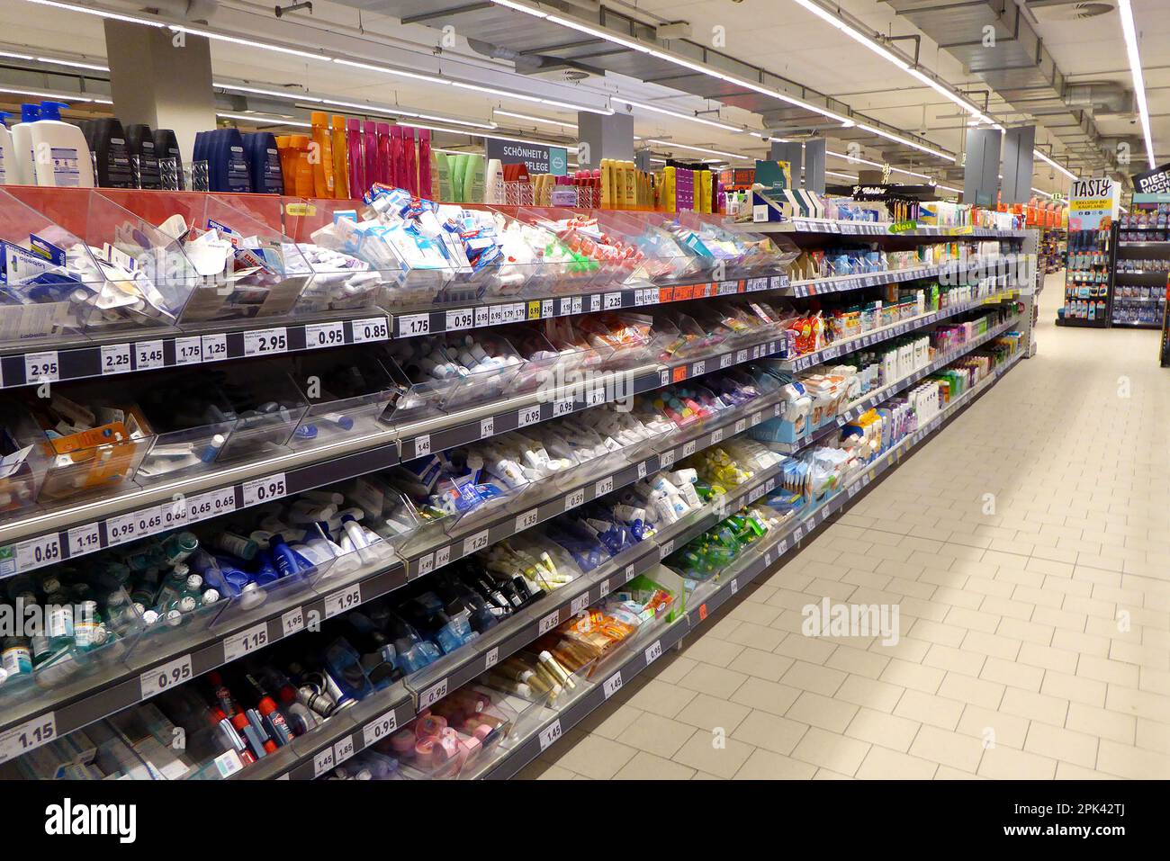 Regale im Supermarkt / Regale im Supermarkt Stockfoto