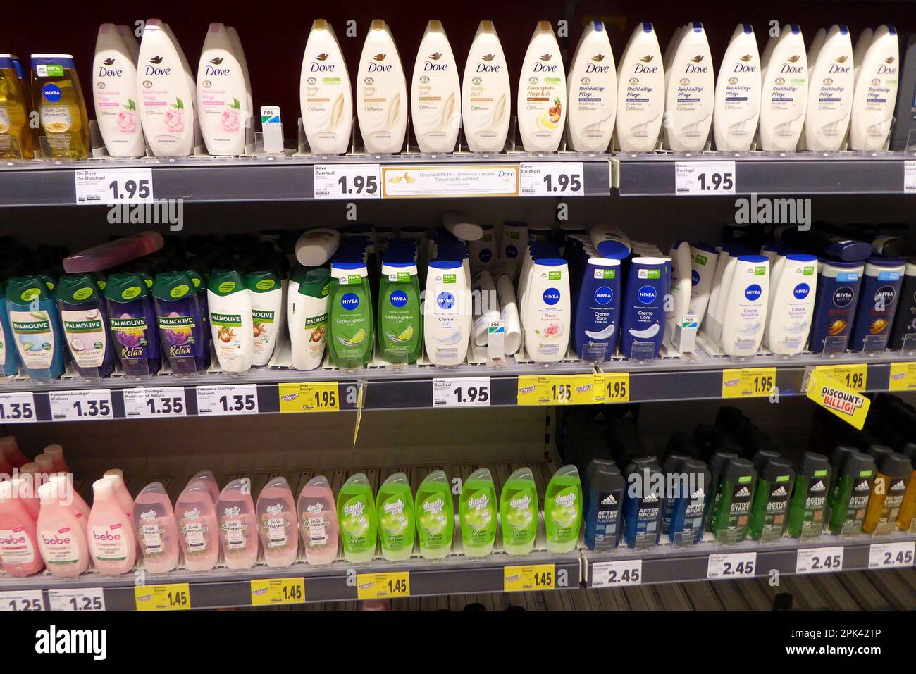 Regale im Supermarkt / Regale im Supermarkt / Haar Shampoo / Duschgel / Hygenie / Artikel Stockfoto