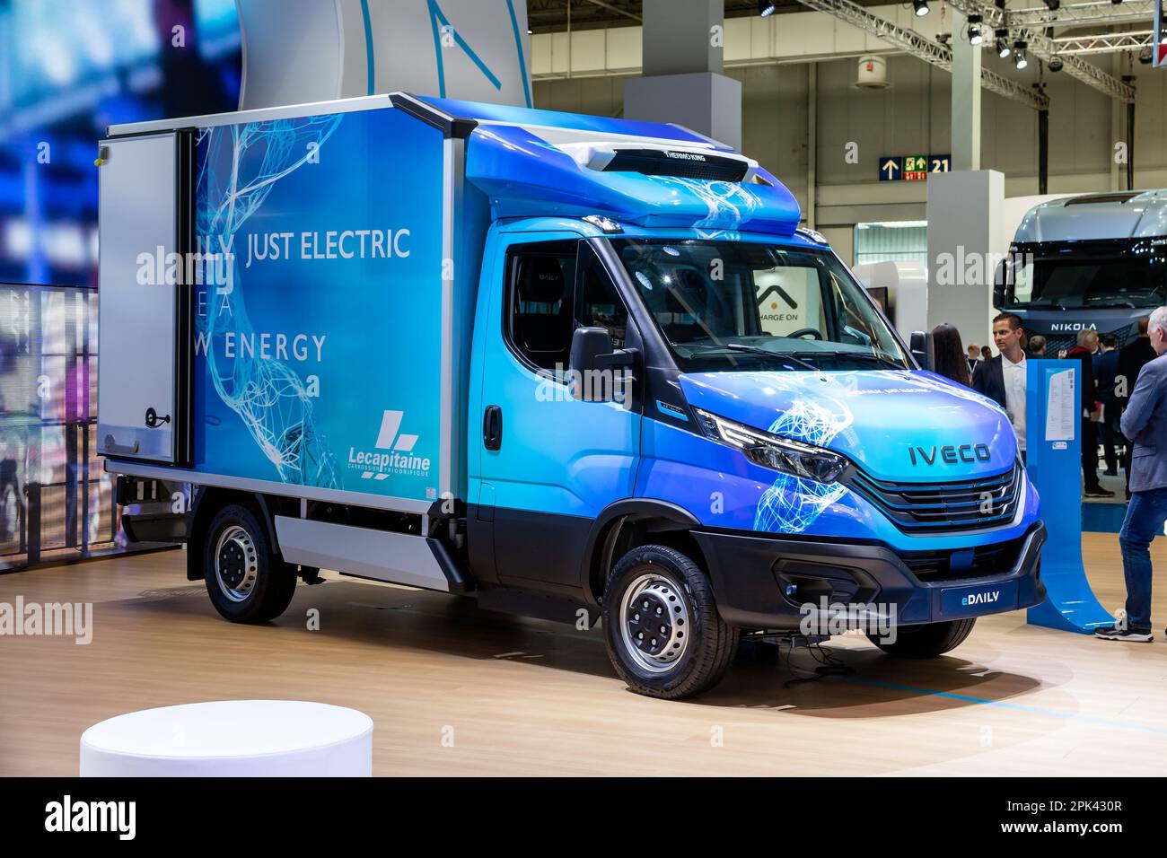 Iveco eDaily L2 H2-V-Elektrobus auf der IAA-Transportwagenmesse in Hannover vorgestellt. Deutschland - 20. September 2022 Stockfoto