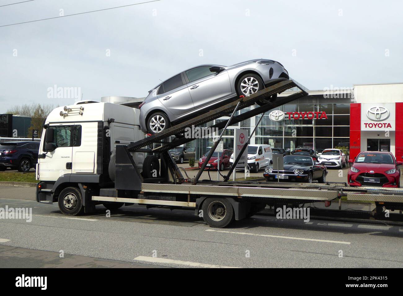 LKW / Lkw / Sattelzugmaschine / Autotransporter / Autotransportauflieger Stockfoto