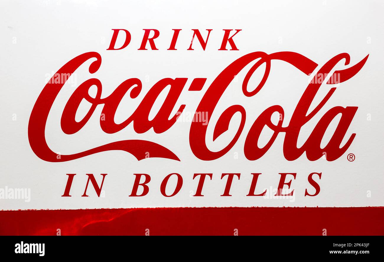 Coca-Cola-Logo auf einem klassischen Cola-Verkaufsautomaten. Den Bosch, Niederlande - 8. Mai 2016 Stockfoto