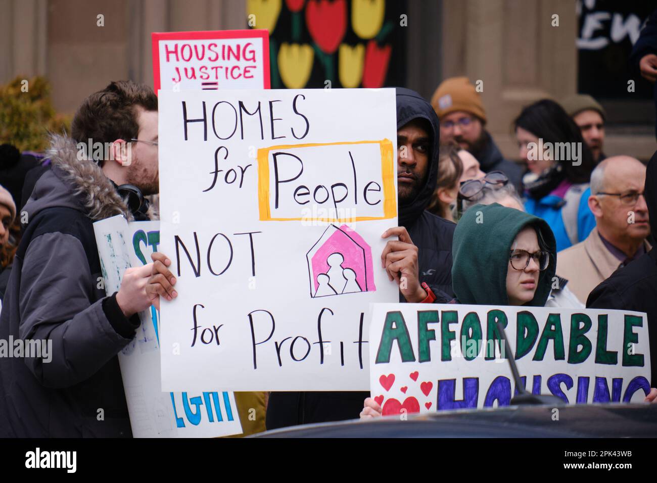 Halifax, Neuschottland, Kanada. 5. April 2023. Die Menge versammelt sich vor der Provinzregierung, um Maßnahmen zur Unterstützung der anhaltenden Wohnungskrise zu fordern, die nun in Nova Scotia Credit: Meanderingemu/Alamy Live News eine kritische Phase erreicht hat Stockfoto