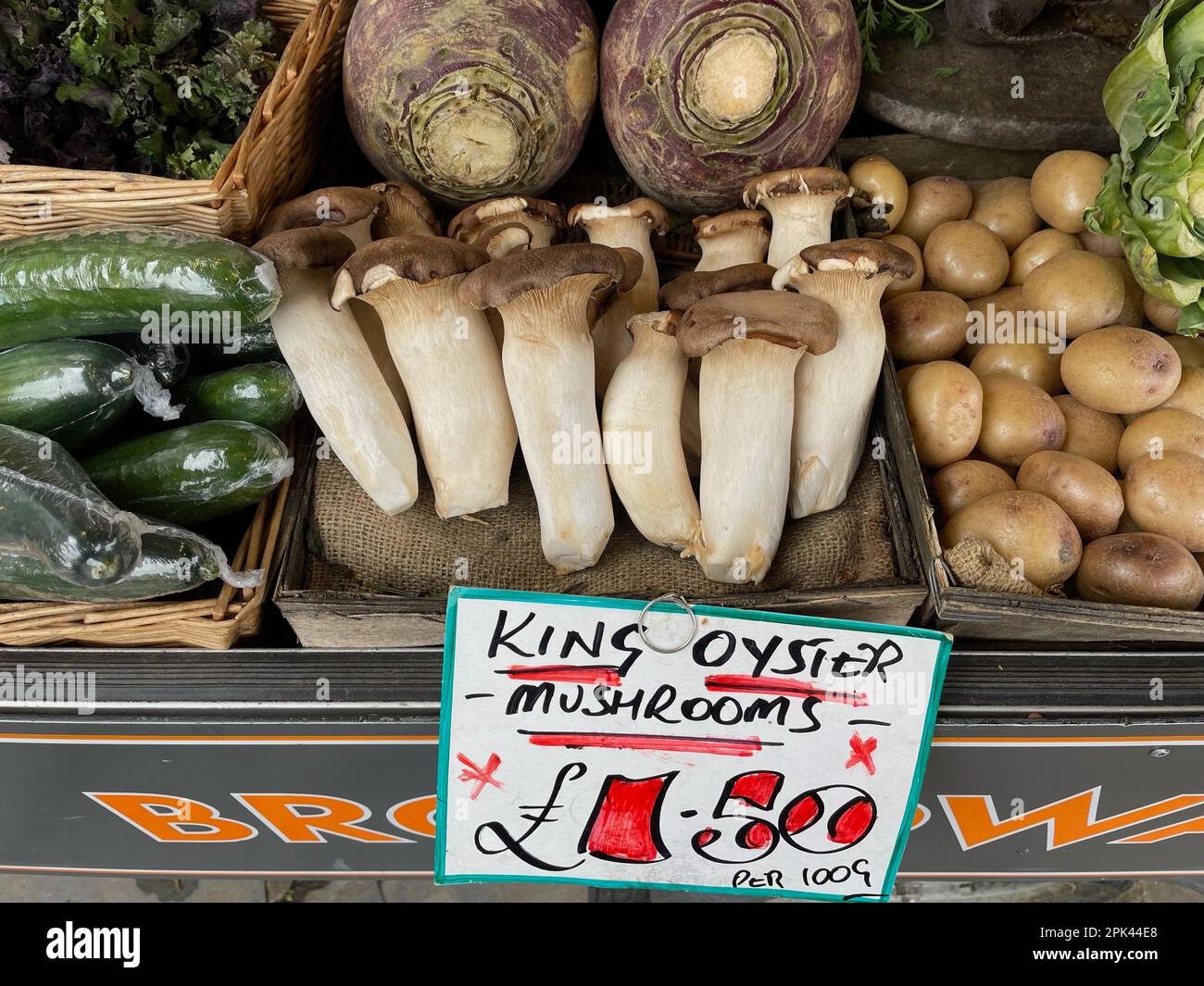 King Oyster oder King Trompet Pilze auf einem Obst- und Gemüsestall. Pleurotus eryngii Stockfoto