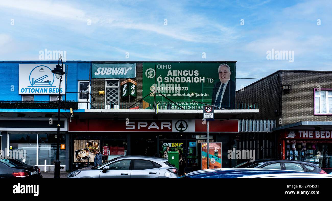 Das Büro des Wahlkreises von Aengus O Snodaigh, Sinn Fein TD für Dublin South Central auf der Ballyfermot Road, Dublin, Irland. Stockfoto