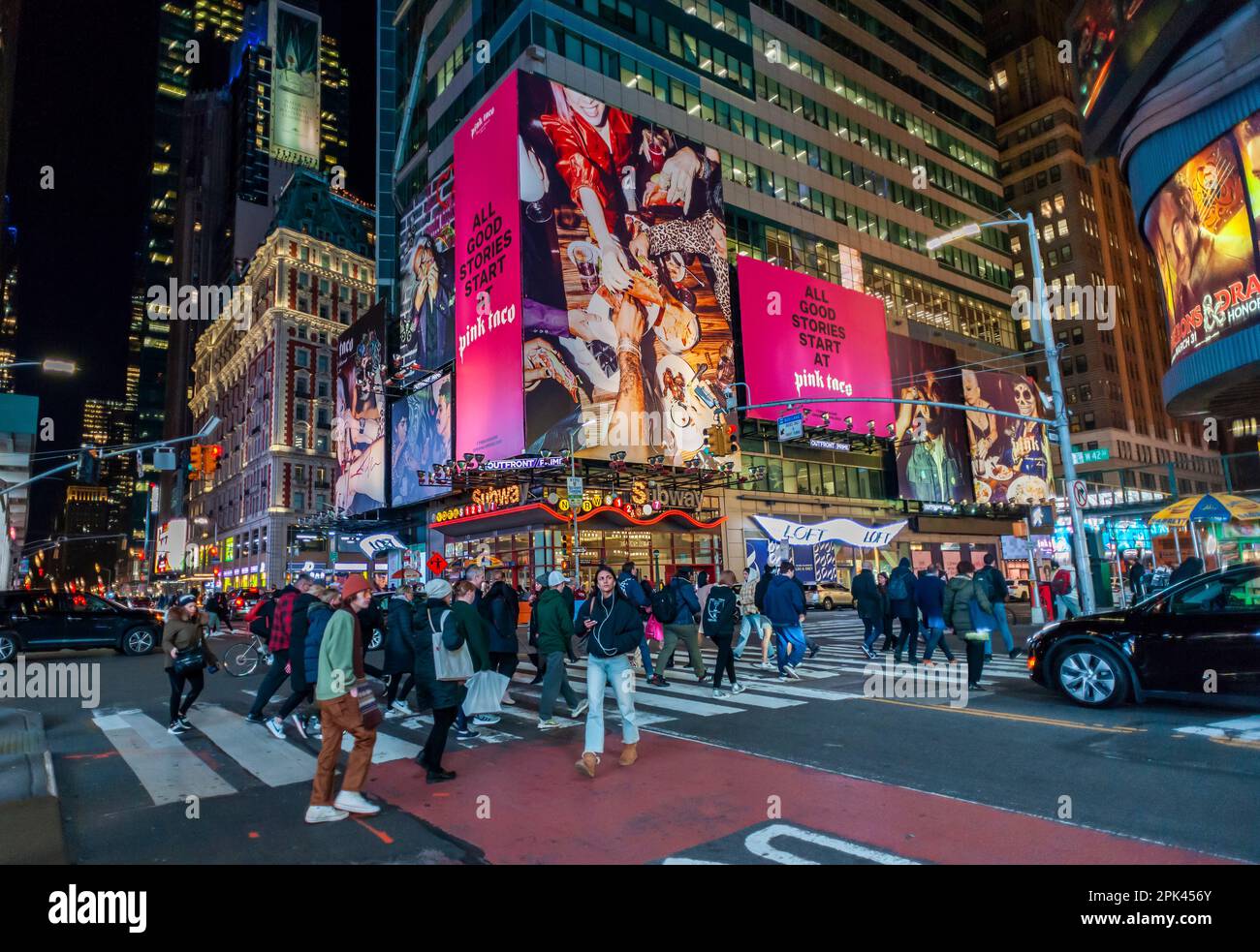 Eine Reklametafel am Times Square wirbt mit der bevorstehenden Eröffnung einer Filiale der Pink Taco Kette mexikanischer Restaurants, die am Mittwoch, den 29. März 2023 gesehen wurde. Der Standort befindet sich auf dem Gelände eines ehemaligen Rubindienstags, direkt unter der Plakatwand, und wird voraussichtlich im April 2023 eröffnet. (© Richard B. Levine) Stockfoto