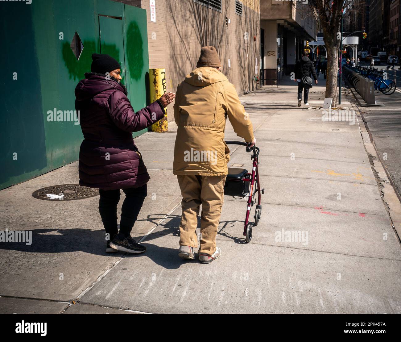 Älterer Mann mit seinem Helfer in Chelsea in New York am Mittwoch, den 29. März 2023. (© Richard B. Levine) Stockfoto