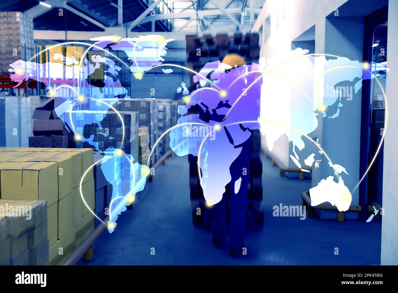 Weltweite Logistik. Arbeiter, der Holzpaletten mit Handgabelstapler im Lager bewegt, und Darstellung der Karte Stockfoto