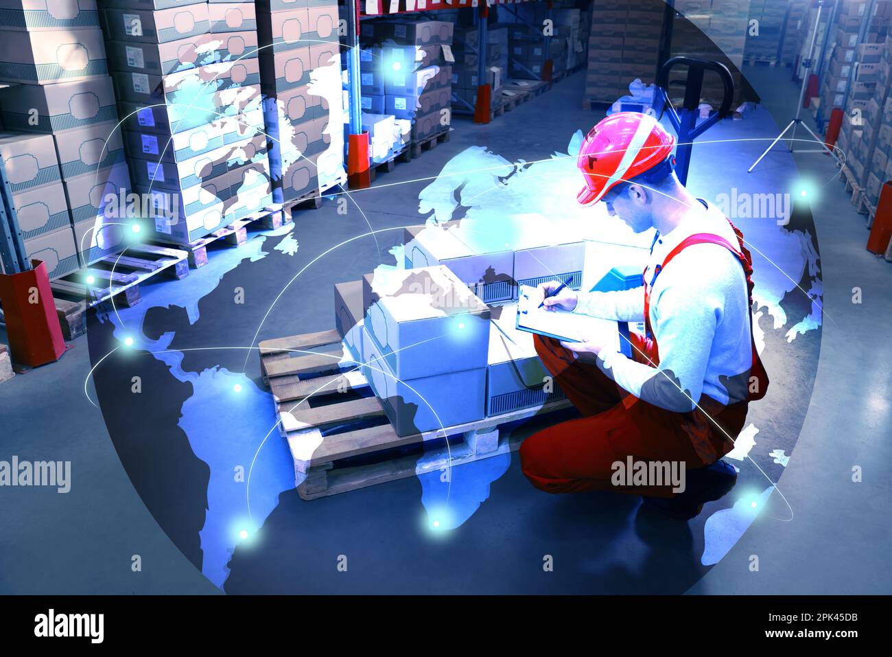 Weltweite Logistik. Arbeiter hält Klemmbrett in der Nähe der Palette mit Kisten im Lager und Darstellung der Karte Stockfoto