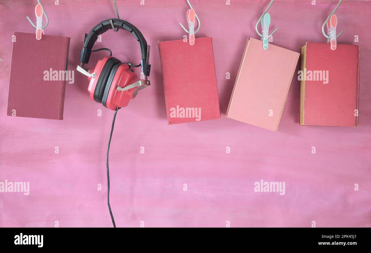 Hörbuchkonzept mit Bücherreihe und klassischen Kopfhörern, kostenloser Kopierbereich Stockfoto