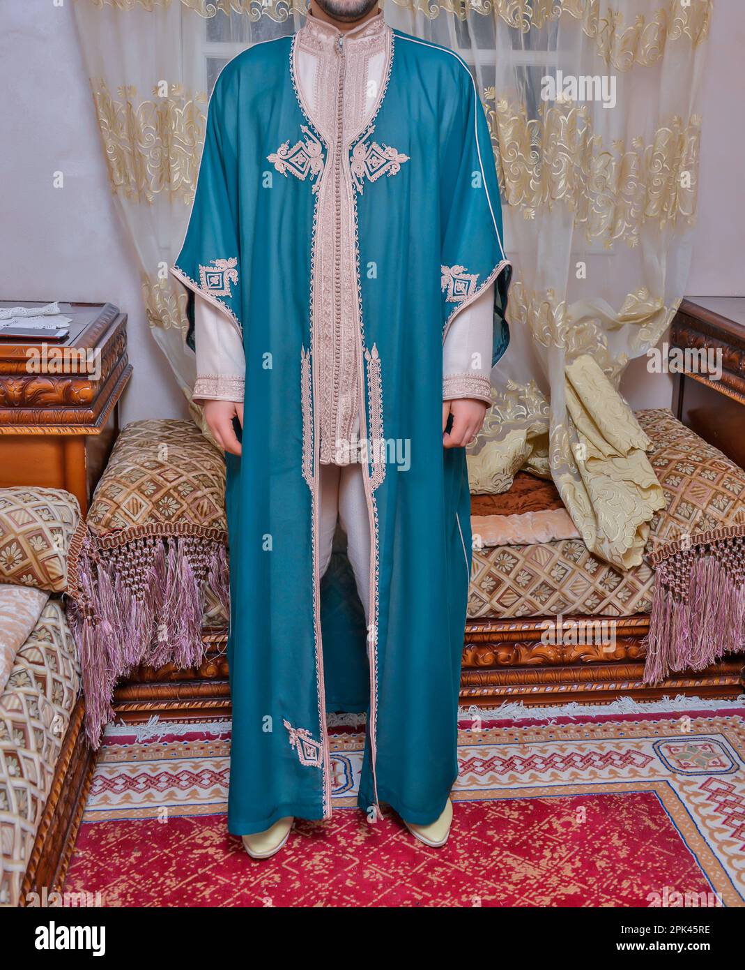 Ein marokkanischer Mann trägt eine Djellaba. Traditionelle marokkanische Kleidung Stockfoto
