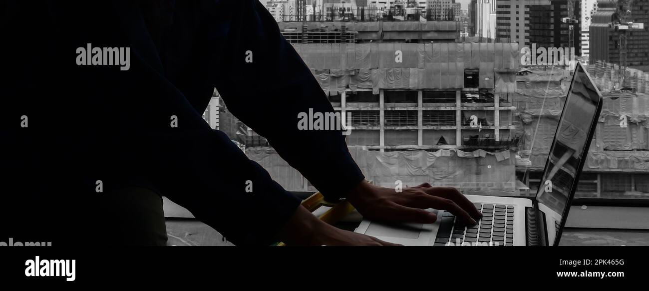 Hand eines Technikers mit Laptop, Überprüfung der Qualität der Materialproduktion Stockfoto