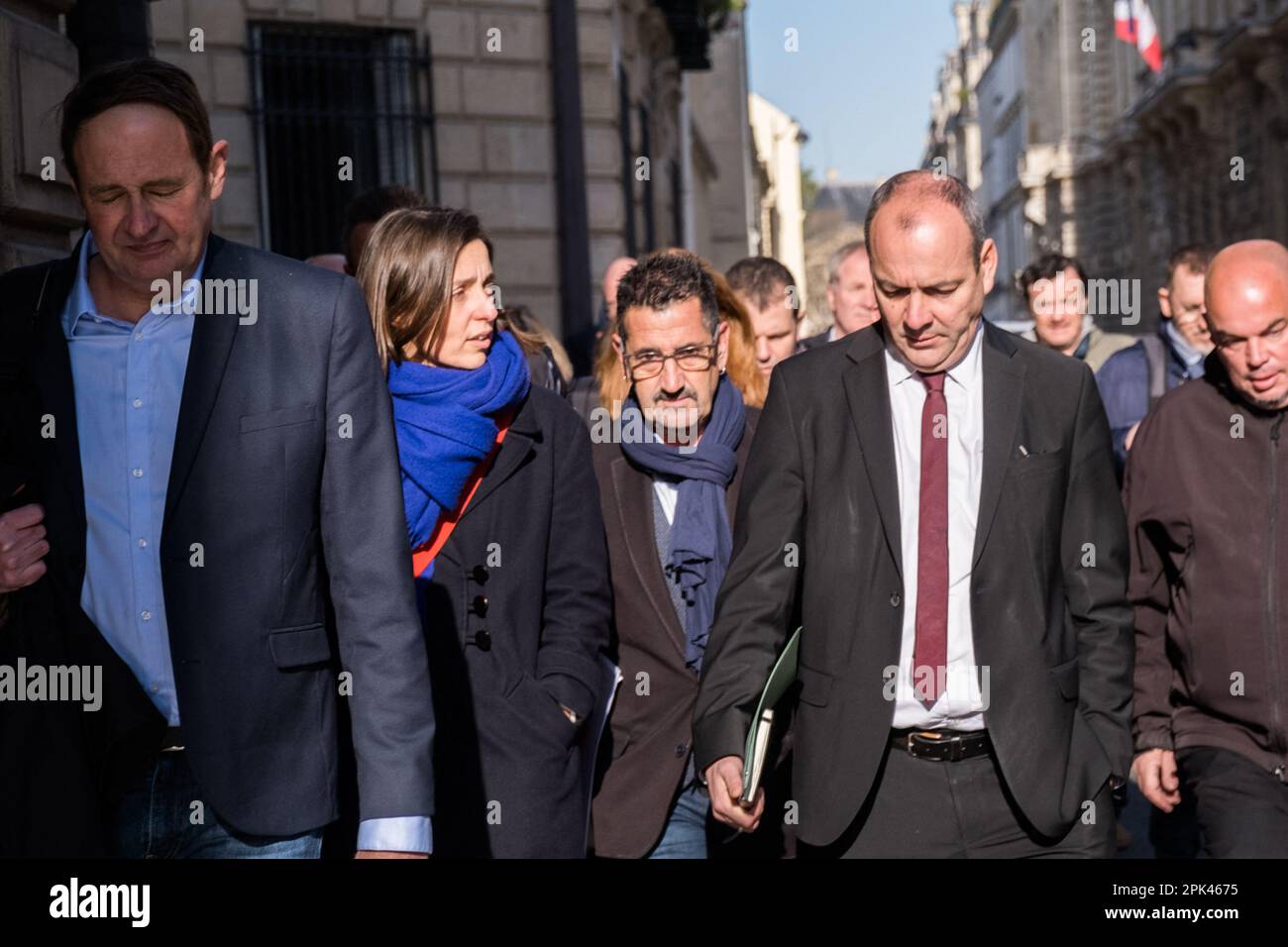 Paris, Frankreich. 05. April 2023. Die französische CGT-Gewerkschaftssekretärin Sophie Binet, die Generalsekretärin der Force ouvriere (FO) Frederic Souillot und die Generalsekretärin der Confederation francaise democratique du travail (CFDT) Laurent Berger nahmen am 5. April an einem Treffen zwischen dem französischen Premierminister und Vertretern der Gewerkschaften im Hotel de Matignon in Paris Teil; 2023, nachdem die französische Regierung unter Anwendung von Artikel 49,3 der Verfassung eine Rentenreform ohne Abstimmung durch das parlament gedrängt hatte. Foto: Pierrick Villette/ABACAPRESS.COM Kredit: Abaca Press/Alamy Live News Stockfoto