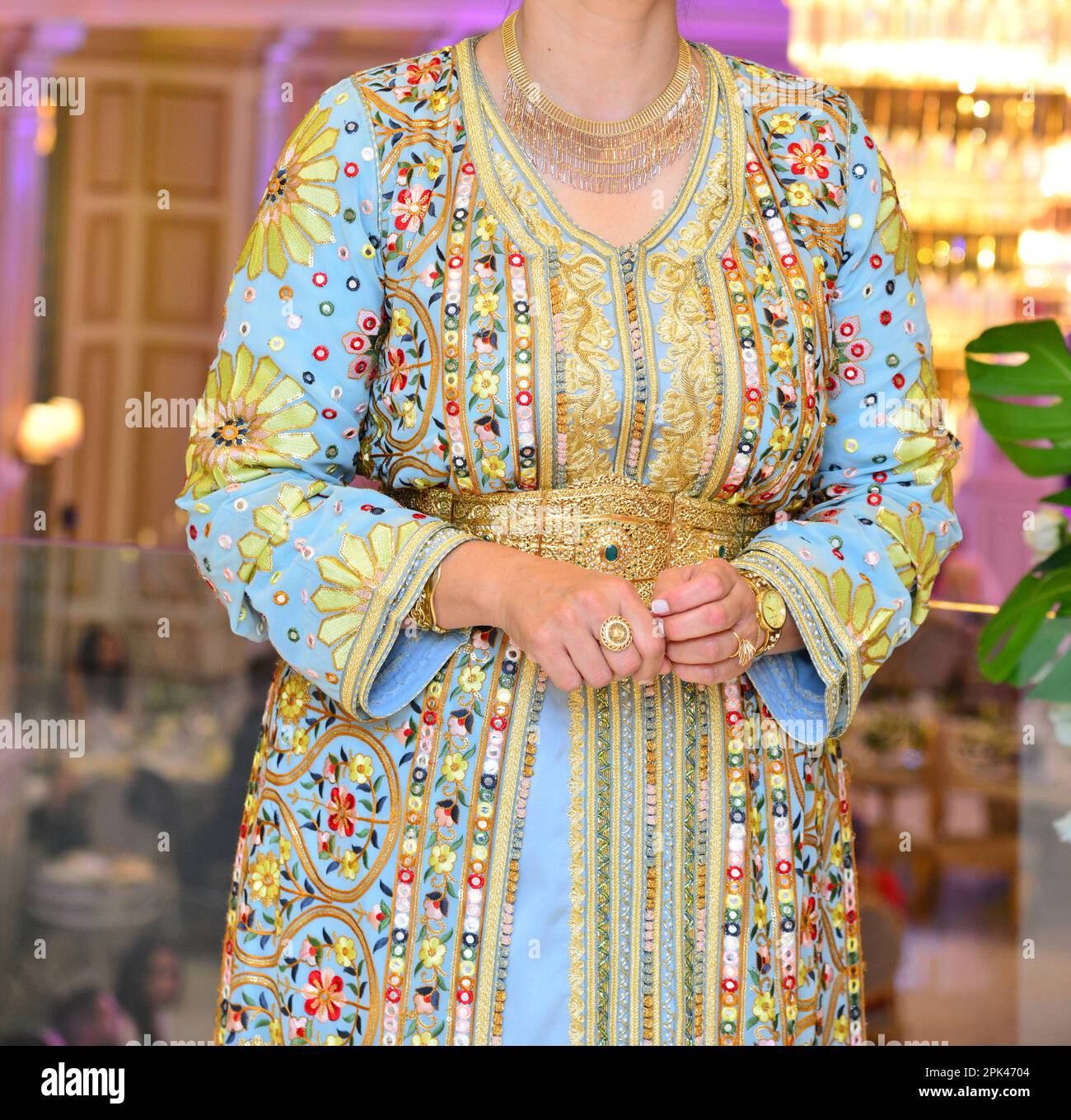 Wunderschöne Frauen in einem schicken marokkanischen beigen Kaftan mit Stickerei. Stockfoto