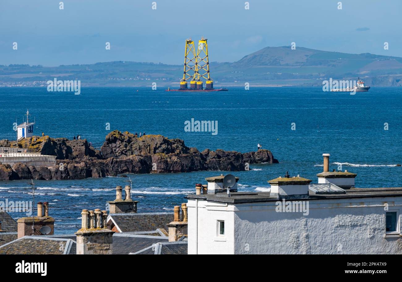 Schleppkahn mit gelben Windturbinenplattformen von Firth of Forth zur Nordsee, von North Berwick, East Lothian, Schottland, Großbritannien aus gesehen Stockfoto