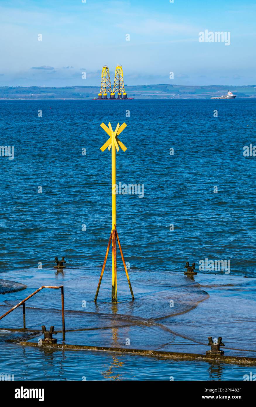 Schleppschiff mit gelben Windturbinenplattformen zur Nordsee, North Berwick, Firth of Forth, Schottland, Vereinigtes Königreich Stockfoto