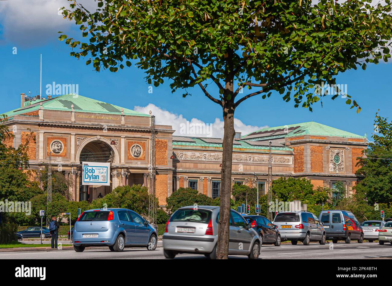 Kopenhagen, Dänemark - 13. September 2010: Gebäude des State Art Museums entlang der Oster Voldgade Straße unter blauer Wolkenlandschaft, grünem Laub und vielen Autos Stockfoto