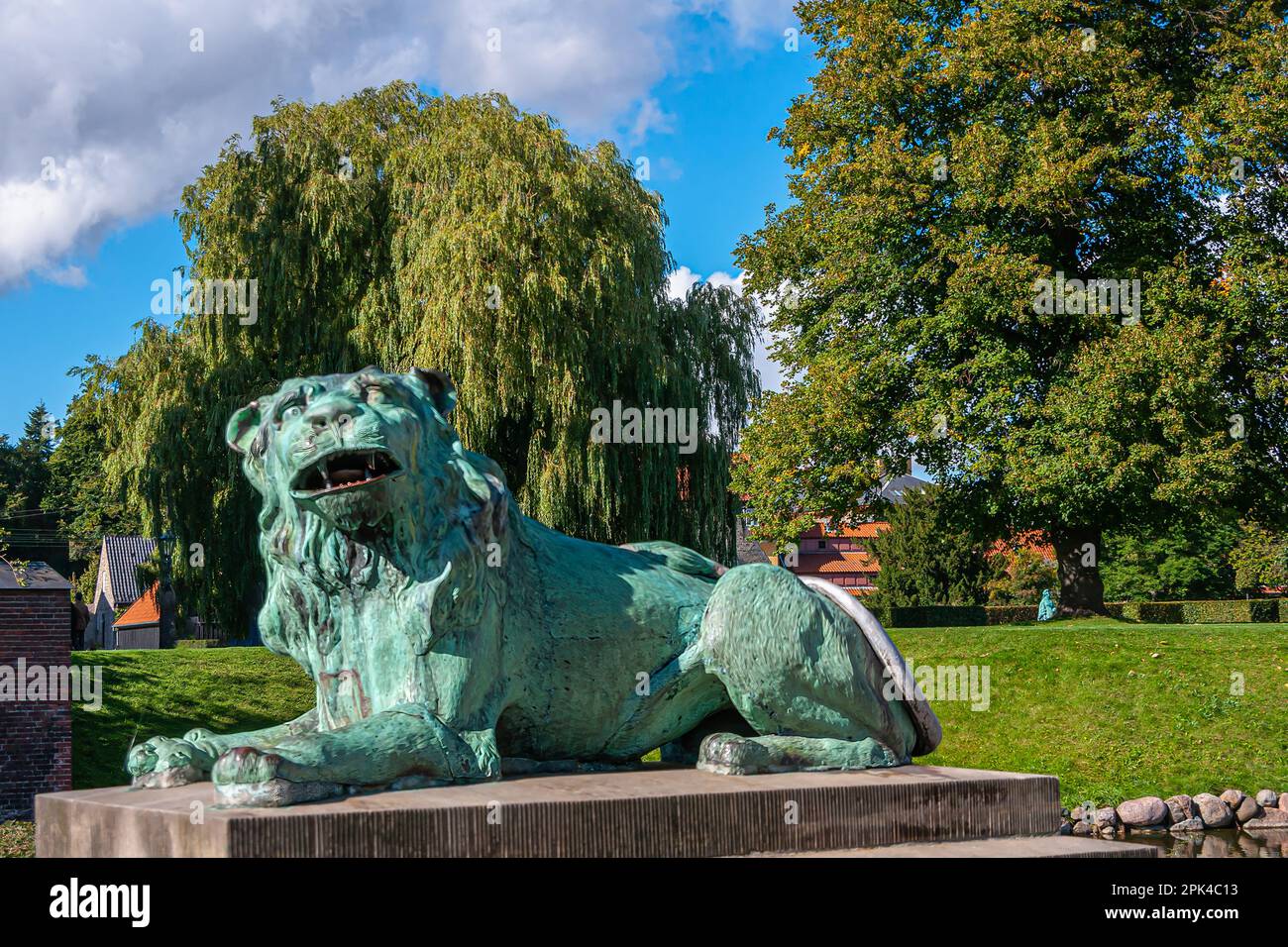 Kopenhagen, Dänemark - 13. September 2010: Rosenborg Slot in Kongens Have, Green Kings Garden. Die Statue des grünen Löwen aus Bronze bewacht den Südeingang mit offenem Zugang Stockfoto