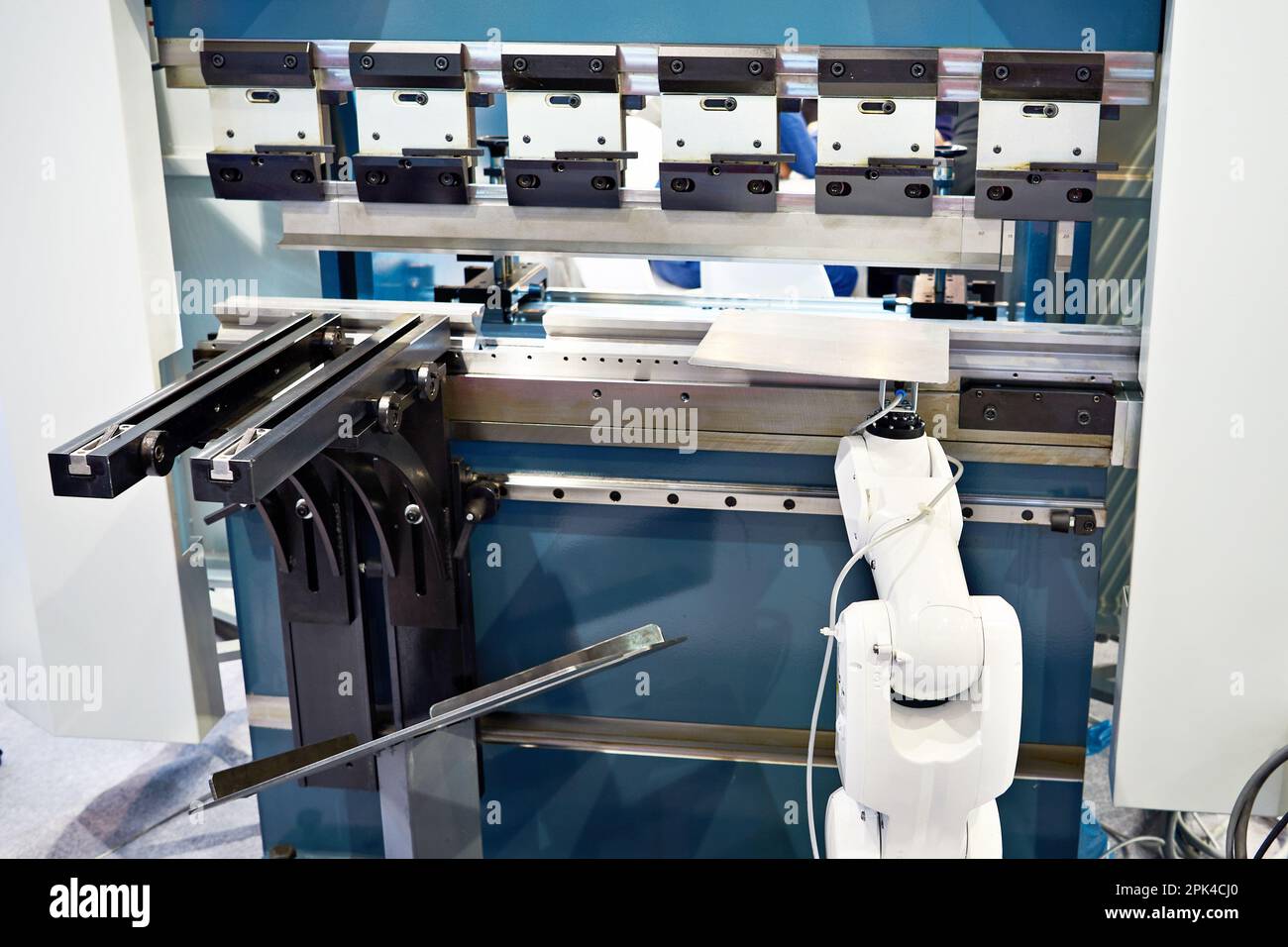 Standardmäßiger universeller Industrieroboter mit Teil- und Pressbremse, Blechmaschine Stockfoto