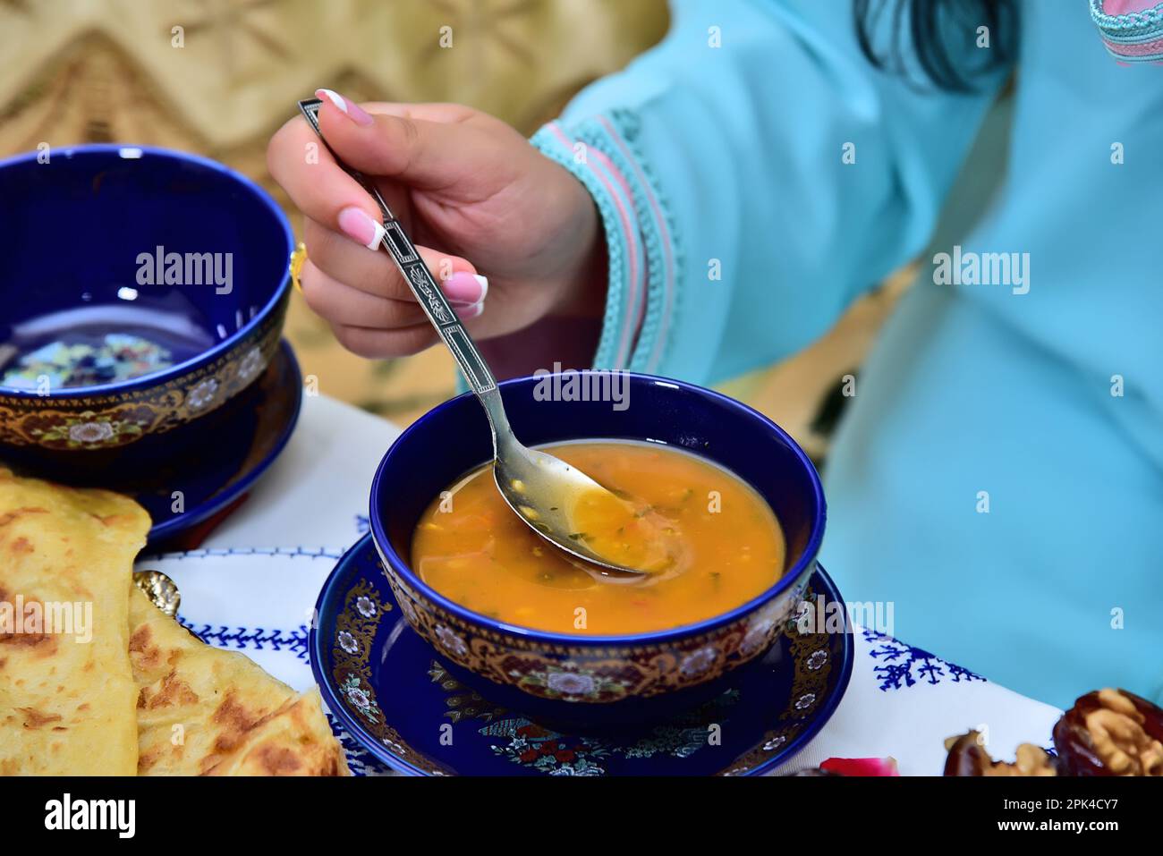 Tasse marokkanische Harira-Suppe in traditioneller Schüssel Stockfoto