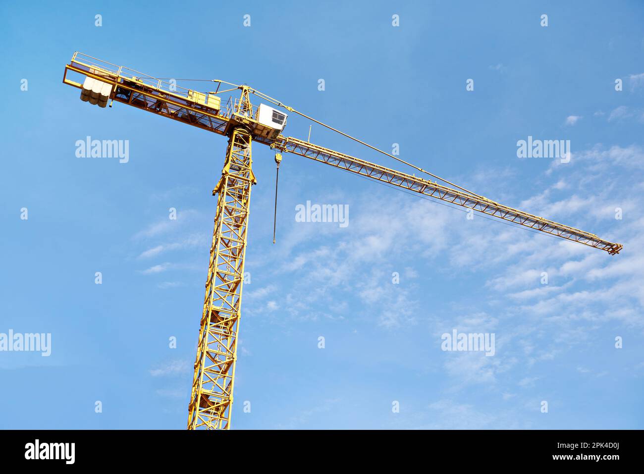 Gelbe Baukran auf dem Hintergrund des blauen Himmels Stockfoto