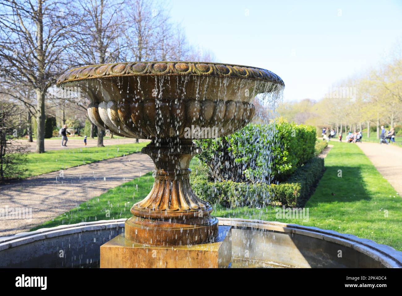 Frühlingssonne und Blumen in den Osterferien im Regents Park, London, Großbritannien Stockfoto