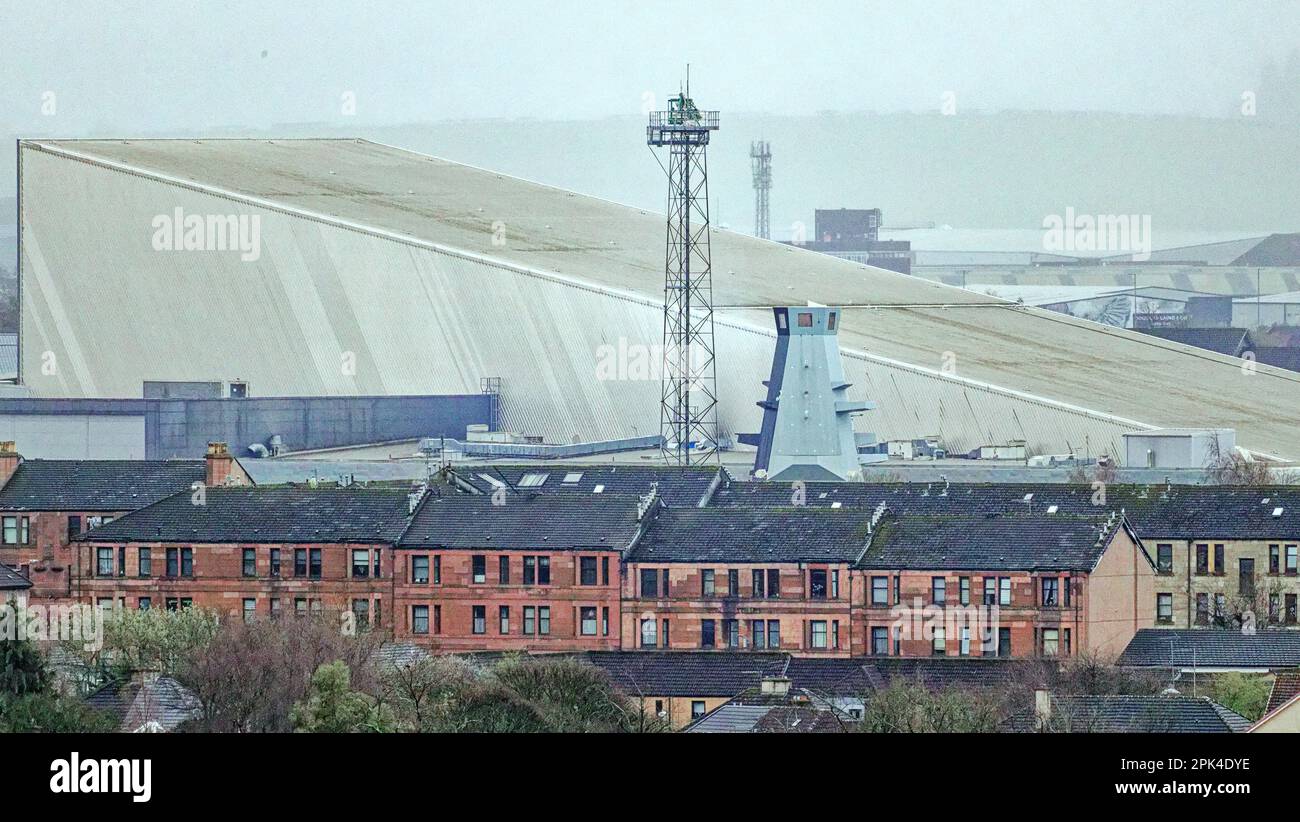 Glasgow, Schottland, Vereinigtes Königreich, 5. April 2023. UK Weather: Nass und neblig sah man, wie die Stadt hinter lokalen Wahrzeichen verschwand, inmitten der Aprilduschen. HMS glasgow, versteckt von den Unterkünften des Yokers und von der xscape, die jetzt Xsite in braehead genannt wird, am Südufer des Flusses clyde. Credit Gerard Ferry/Alamy Live News Stockfoto