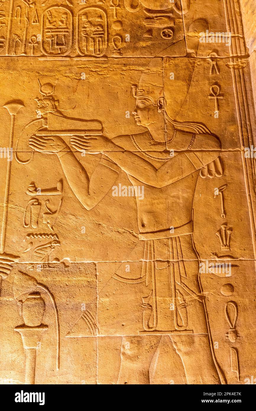 Steinschnitzereien und Hieroglyphen im Heiligtum am Tempel der Isis im Philae-Tempelkomplex, Agilkia Island, Assuan, Ägypten, Nordostafrika Stockfoto