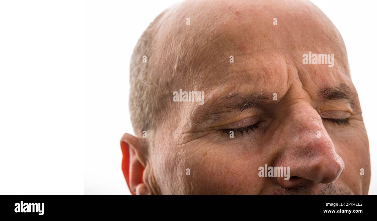 Gesicht eines alten, mutigen Mannes mit Falten Stockfoto