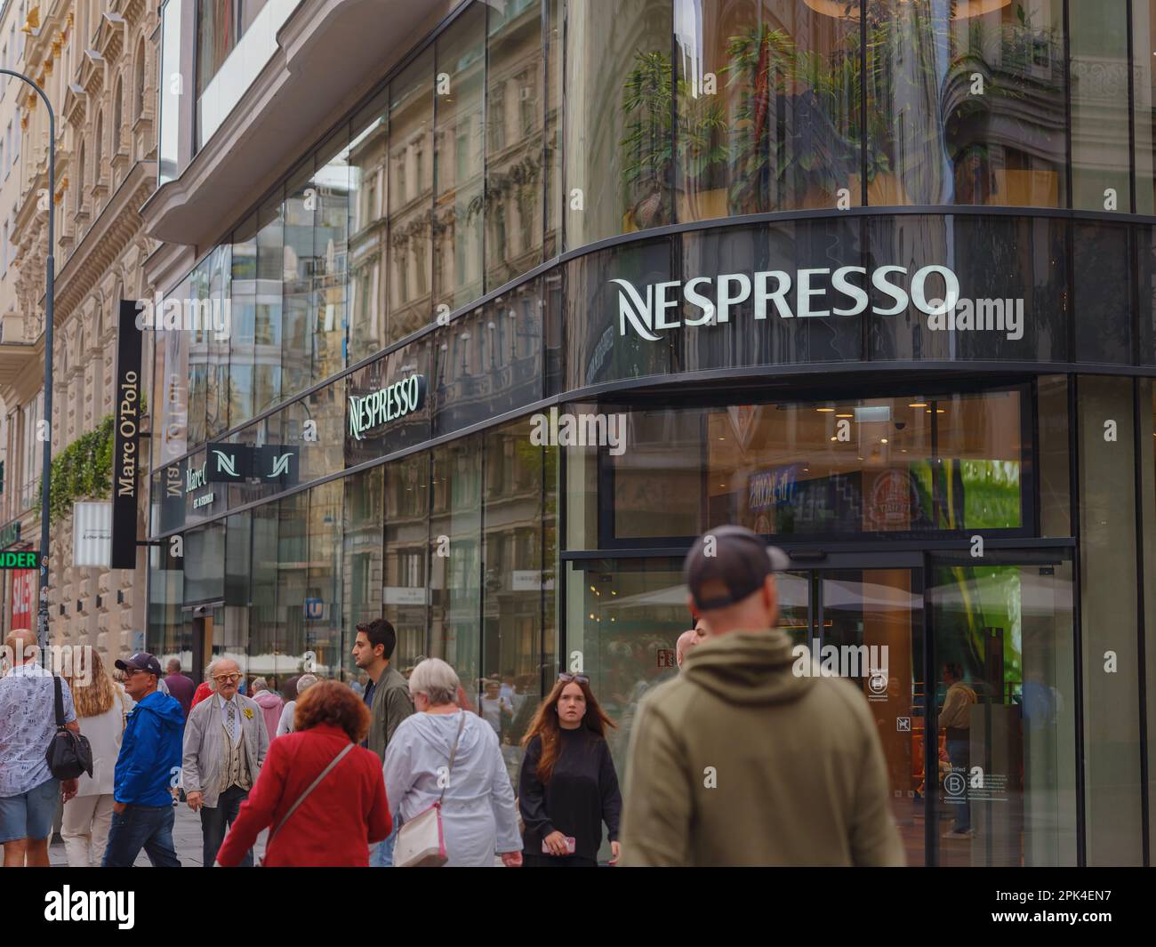 Wien, Österreich - 8. August 2022: Nespresso-Shop-Logo auf einer  Einkaufsstraße. Nespresso-Maschinen bereiten Espresso und Kaffee aus  Kaffeekapseln oder -Pads zu Stockfotografie - Alamy