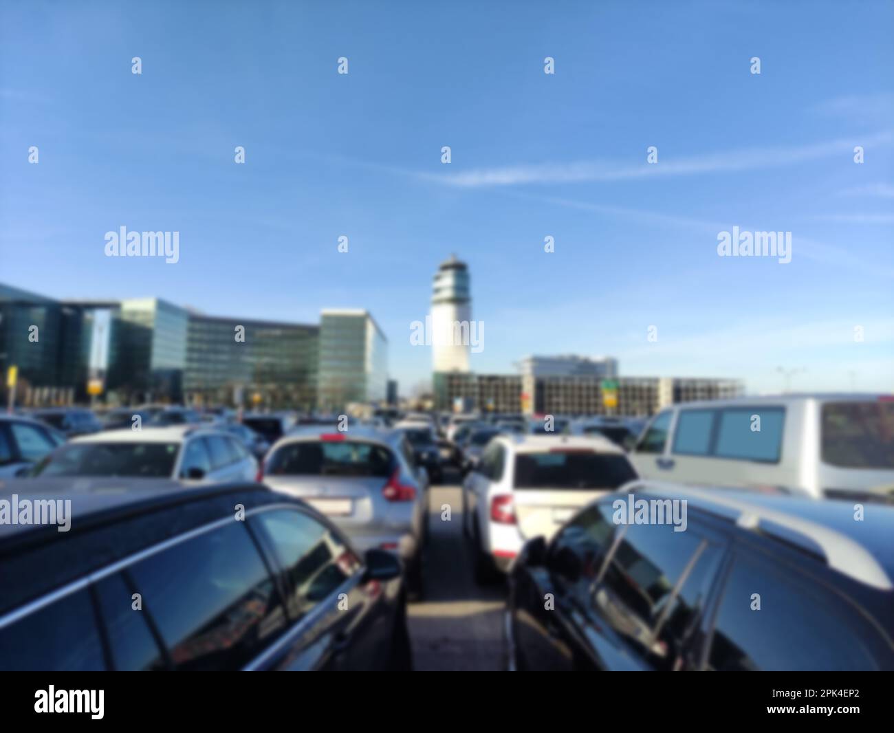 Verschwommener wiener Flughafenparkplatz mit Turm auf der Rückseite Stockfoto