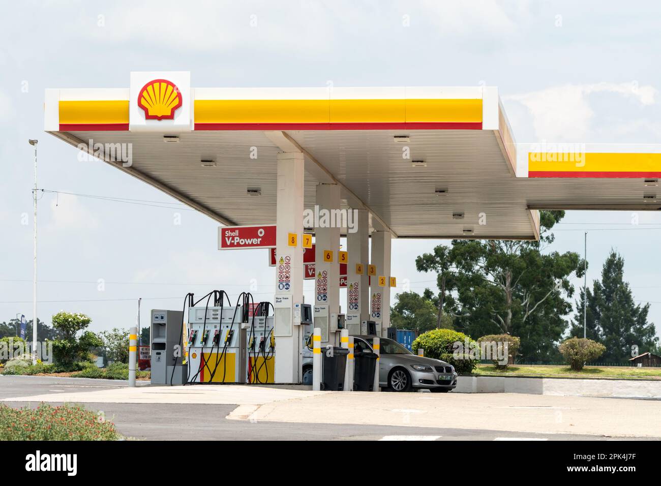 Shell-Tankstelle in einem ländlichen Standort in Südafrika, die ein Auto zeigt, das auf dem Vorplatz mit Benzin betankt wird Stockfoto