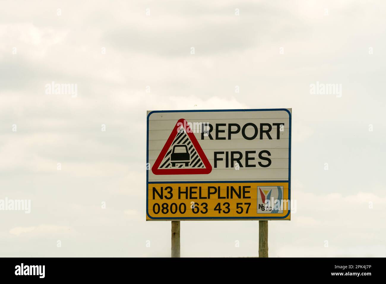 Straßenschild oder Beschilderung zur Meldung von Bränden und eine Helpline-Telefonnummer für die Autobahn N3 in Südafrika Konzept Öffentliche Sensibilisierung Stockfoto