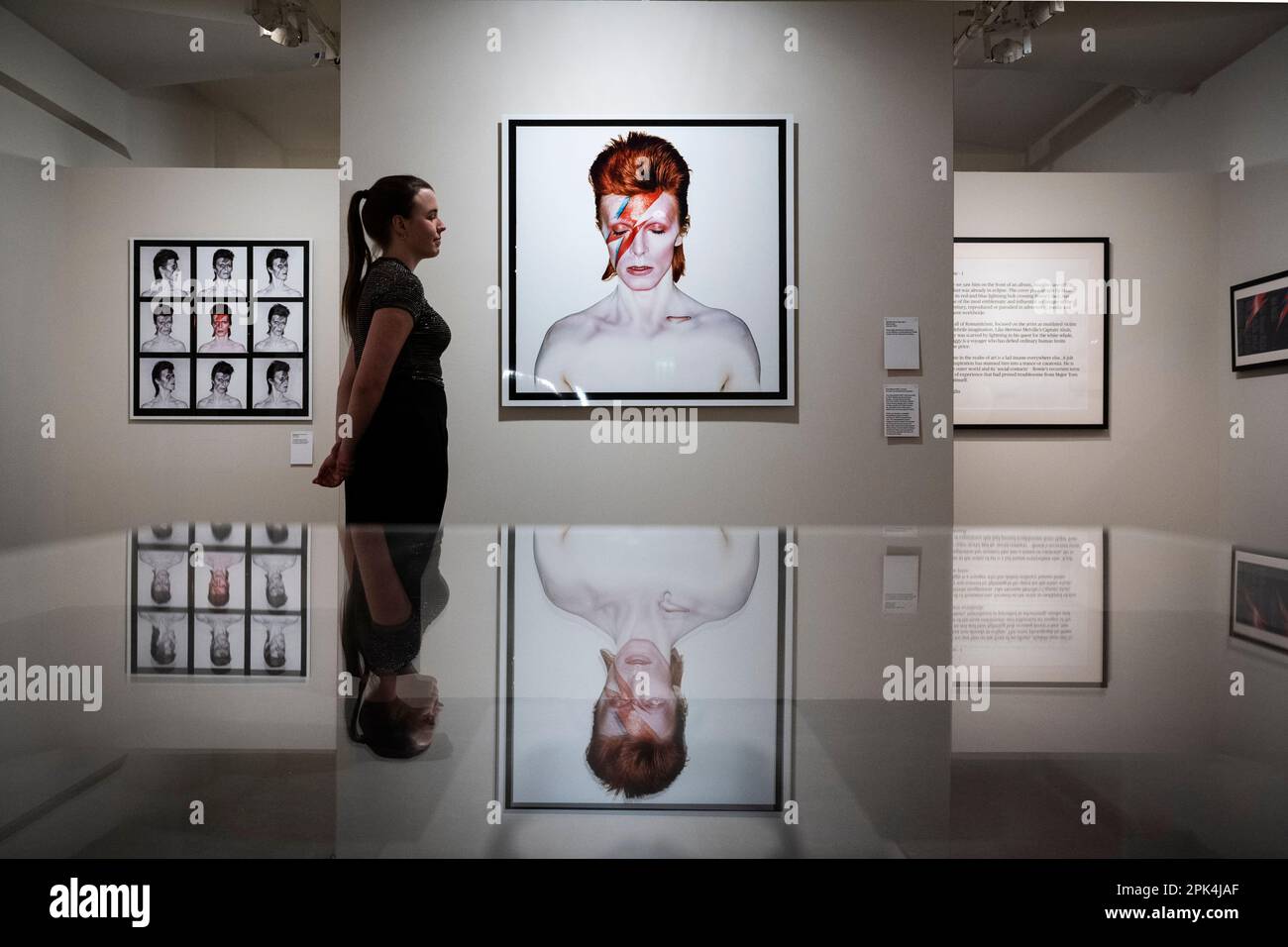 London, Großbritannien. 5. April 2023 Ein Mitarbeiter sieht „Aladdin Sane, Eyes shut“, 1973, von Brian Duffy bei einer Vorschau auf „Aladdin Sane: 50 Years“, eine neue Ausstellung in der Royal Festival Hall im Southbank Centre. Fünfzig Jahre nach der Veröffentlichung des Albums „Aladdin Sane“ von David Bowie befasst sich die Ausstellung mit dem legendären „Lightning Bolt“-Cover-Porträt von Brian Duffy und der kontinuierlichen Neugestaltung von Bowies Image. Die Show findet vom 6. April bis zum 28. Mai statt. Kredit: Stephen Chung / Alamy Live News Stockfoto