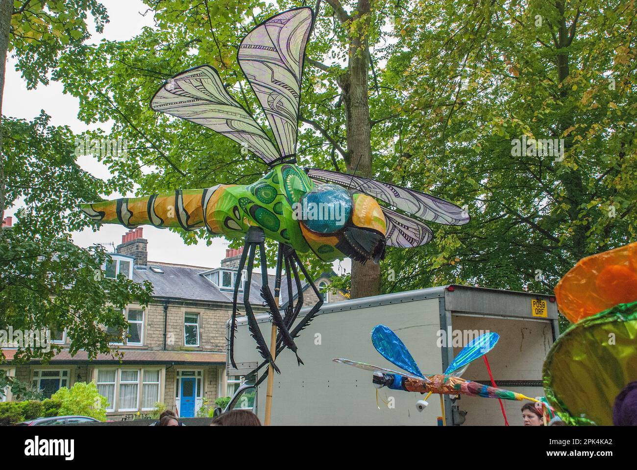 Zusammenstellung und Vorbereitung der Teilnehmer für den Beginn der Prozession durch die Straßen von Skipton beim Internationalen Puppenfest 2015 . Stockfoto