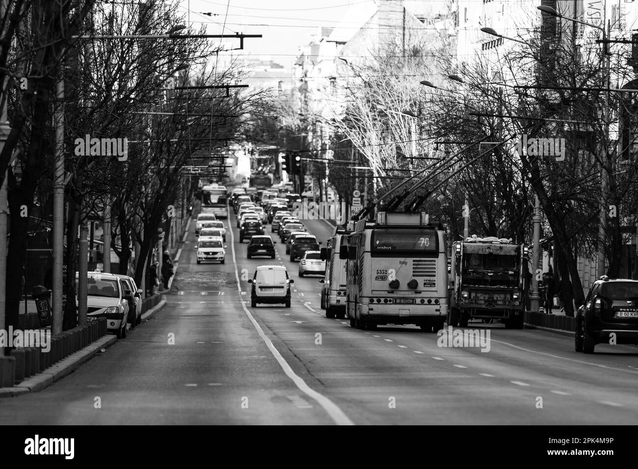 Autoverkehr, Umweltverschmutzung, Stau in der Innenstadt von Bukarest, Rumänien, 2023 Stockfoto