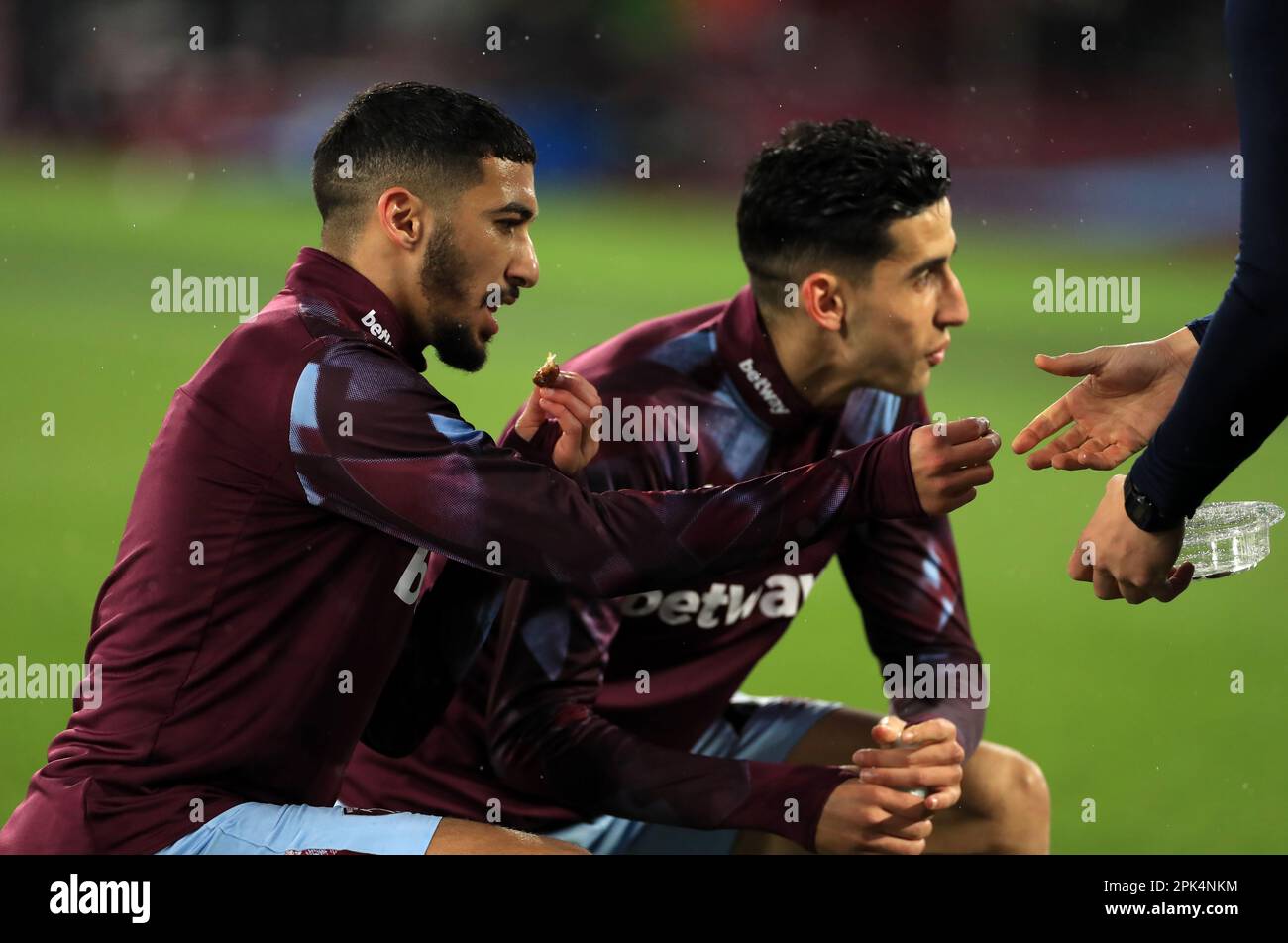 West Ham United's Said Benrahma und Nayef Aguerd sind dem Premier League-Spiel im London Stadium voraus. Bilddatum: Mittwoch, 5. April 2023. Stockfoto