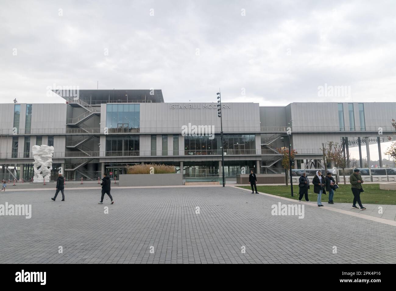 Istanbul, Türkei - 11. Dezember 2022: Istanbul modernes Gebäude, entworfen von Renzo Piano. Stockfoto