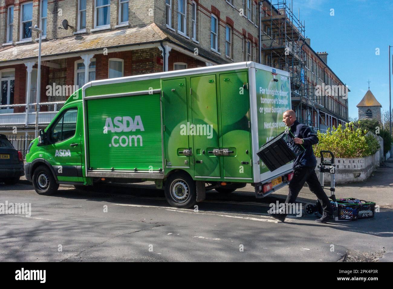 ASDA, Lieferung nach Hause, Lieferwagen, Mann, Fahrer, Essenslieferung Stockfoto