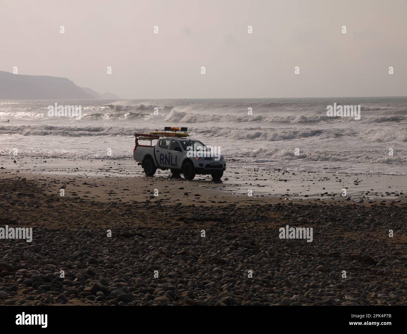 Ein RNLI-Branding Mitsubishi L200 am Widemouth Bay Beach, Cornwall, während Storm Ophelia, 15. Oktober 2017 Stockfoto