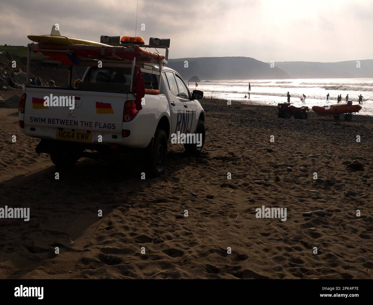 Ein RNLI-Branding Mitsubishi L200 am Widemouth Bay Beach, Cornwall, während Storm Ophelia, 15. Oktober 2017 Stockfoto