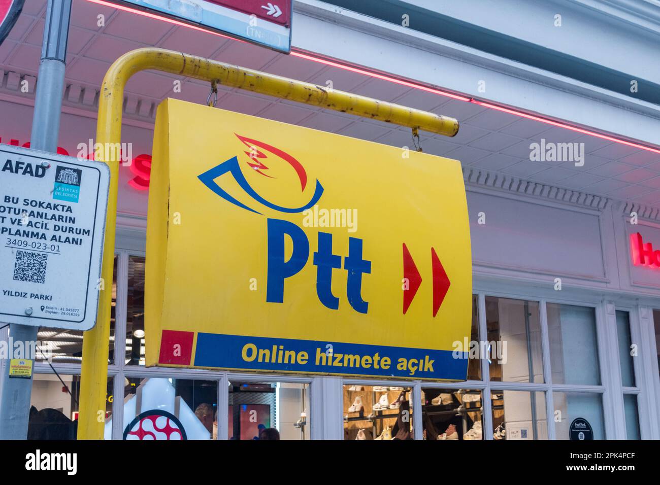 Istanbul, Türkei - 11. Dezember 2022: Logo von PTT (Posta ve Telgraf Teskilati), Post and Telegraph Agency. Stockfoto