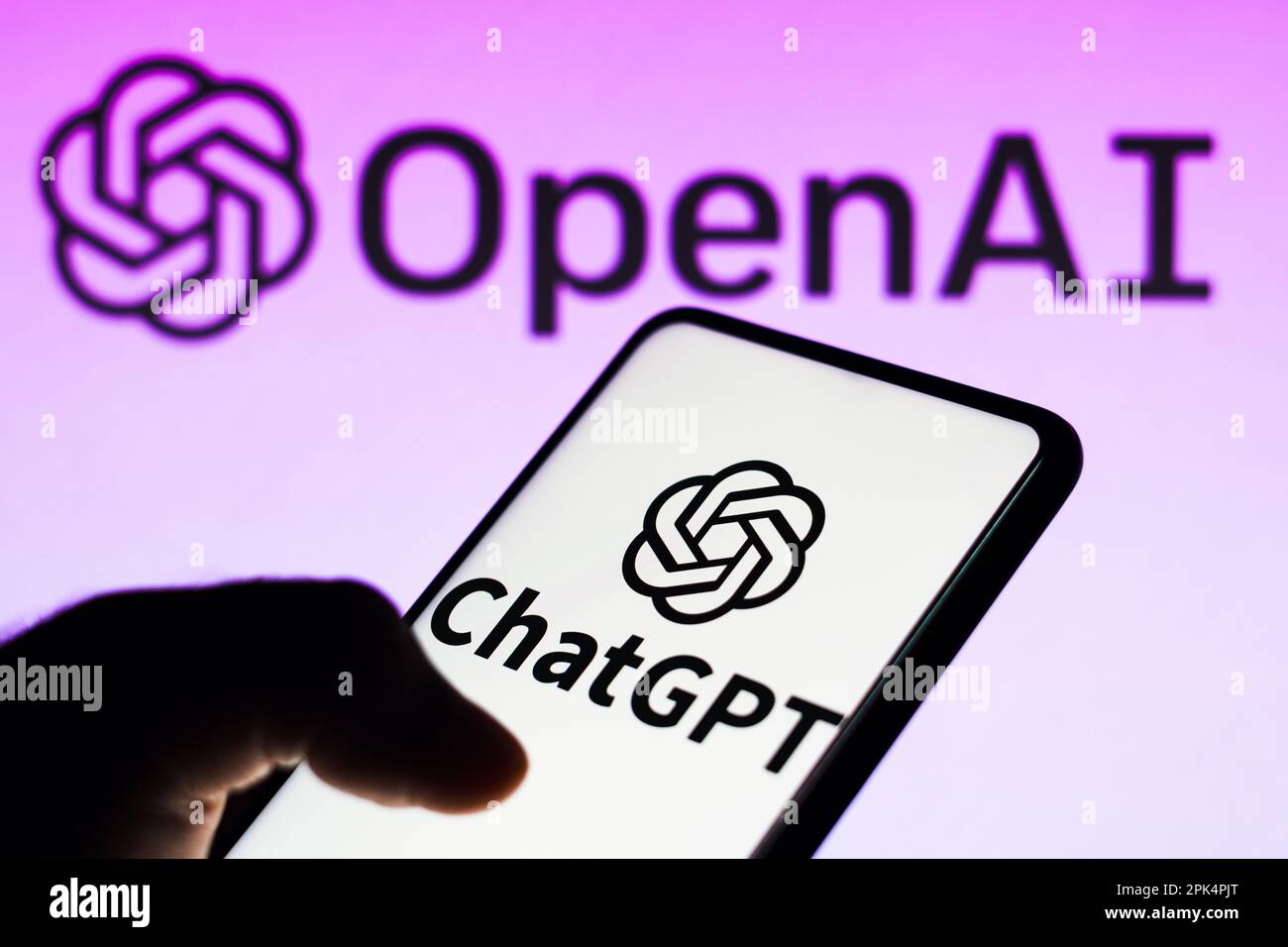 In dieser Fotoabbildung wird das ChatGPT-Logo auf einem Smartphone und das OpenAI-Firmenlogo auf dem Hintergrund angezeigt. Stockfoto