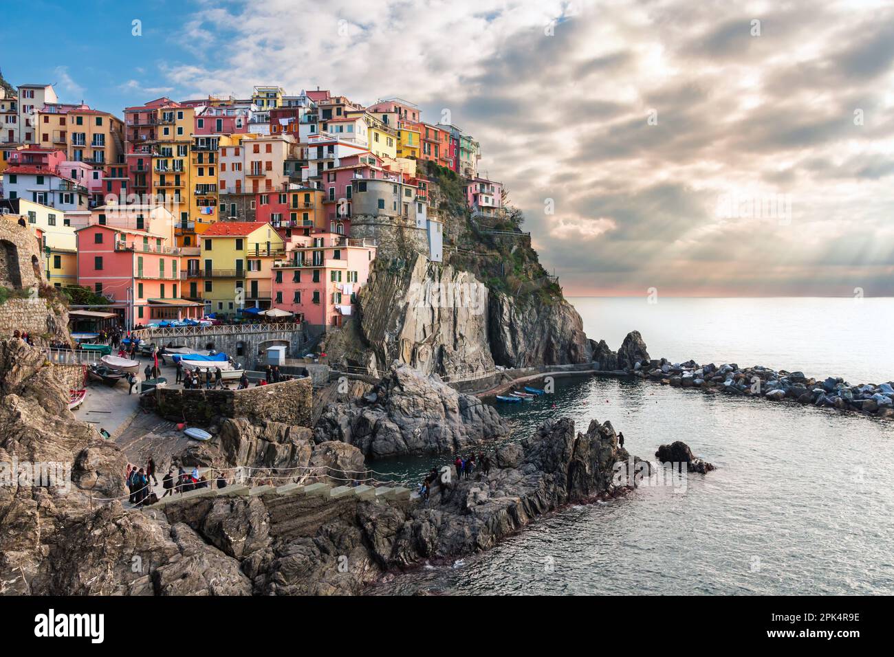 Bunte traditionelle Häuser auf einem Felsen über Mittelmeer am dramatischen Sonnenuntergang, Manarola, Cinque Terre, Italien Stockfoto